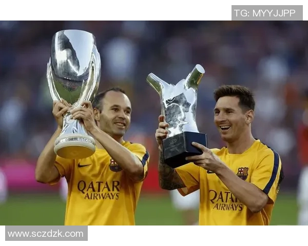 足球明星合照中白人身份揭秘引发球迷热议与讨论