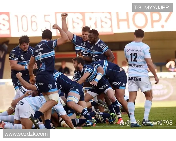 足球明星在比赛中意外将球迷打伤引发广泛关注和讨论